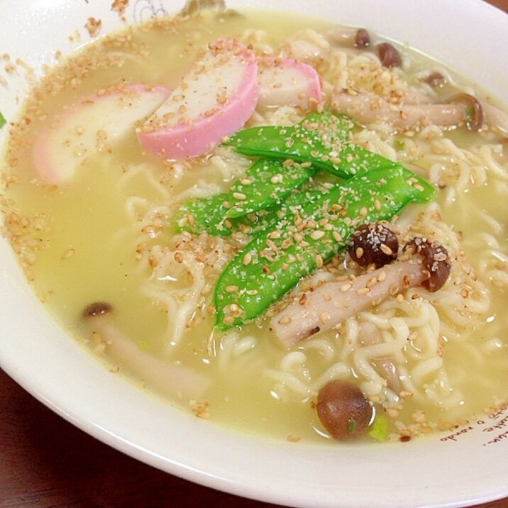 しめじ絹さやかまぼこの塩ラーメン